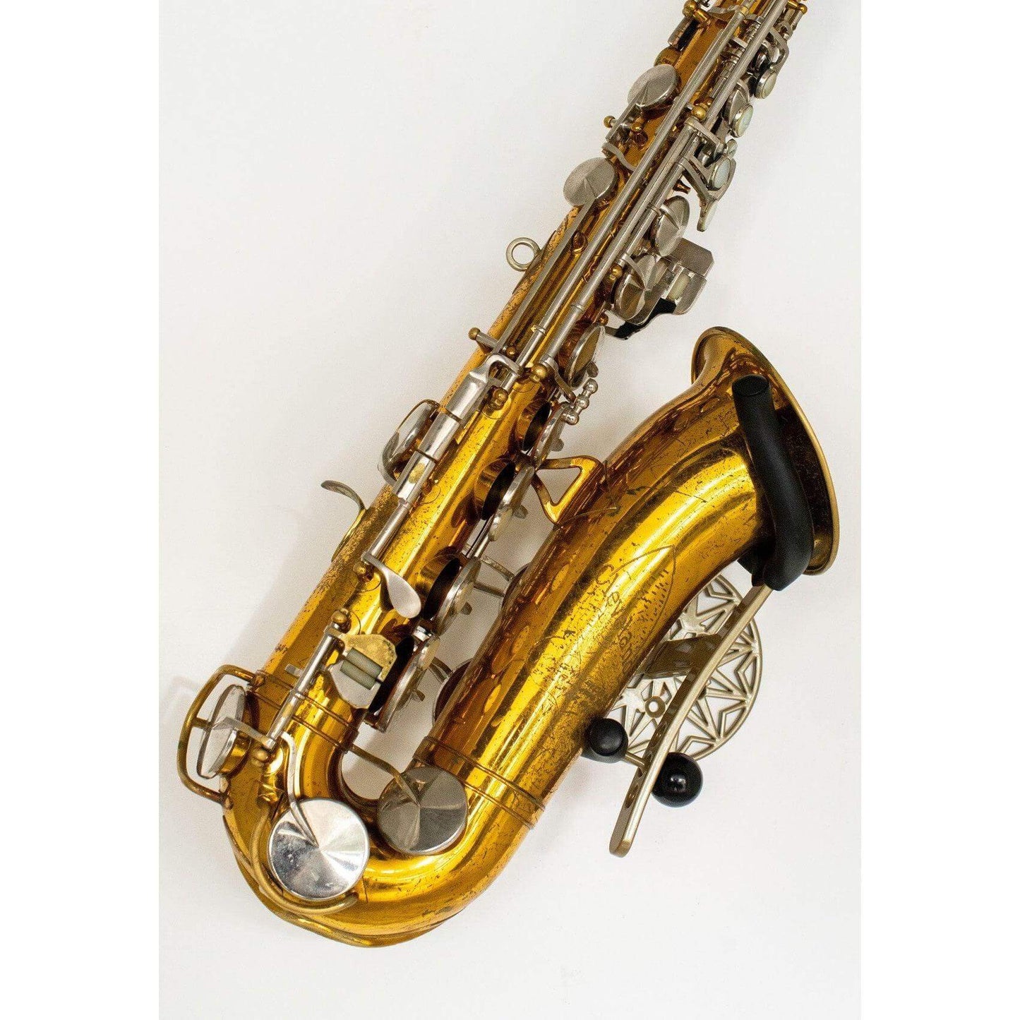 frontal alto saxophone in wallmount Samba Bronze on white wall by Locoparasaxo.com
