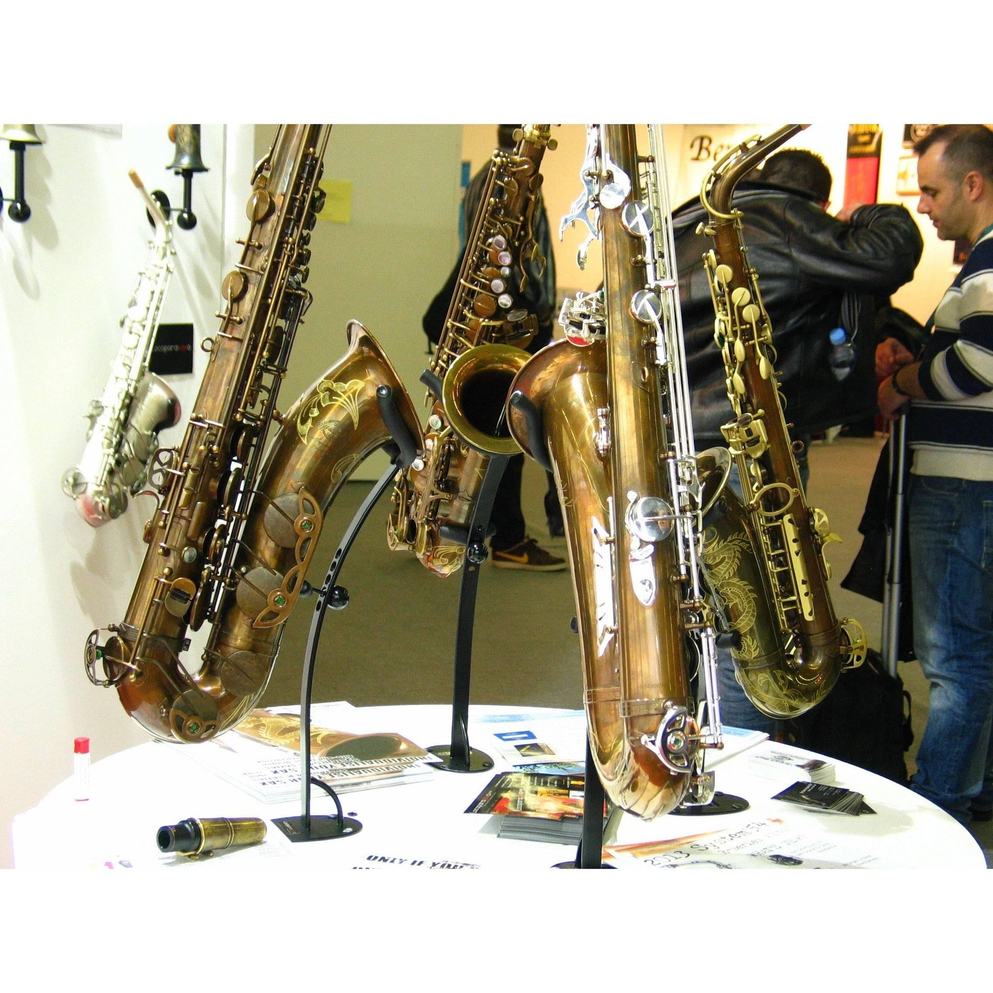 round centerpiece with 4 exhibit  desktop tenor saxophone stands with instruments on display for exhibits and playing rooms by Locoparasaxo